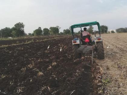 Speed up pre-sowing works in Buldhana District | मृग नक्षत्र दोन दिवसांवर, पेरणीपूर्व कामांना वेग