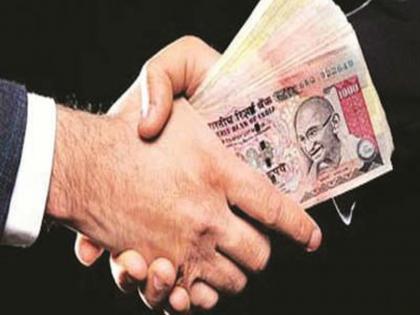 When Sakri caught five thousand rupees after taking a bribe, the villager caught him | साक्रीत पाच हजाराची लाच घेतांना ग्रामसेविकेला पकडले