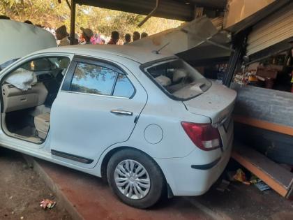 The car went straight to the grocery store after the driver lost control | चालकाचा ताबा सुटल्याने कार थेट किराणा दुकानात