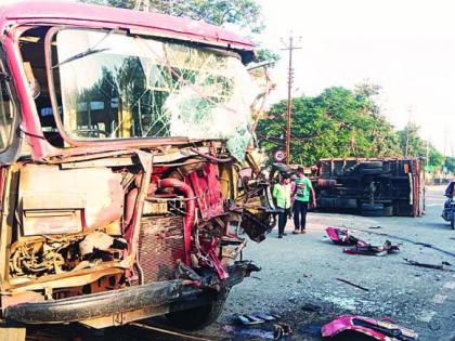 ST bus and truck collided khamgaon to Jalna road | खामगाव - जालना महामार्गावर एसटी बस व ट्रकची समोरासमोर धडक