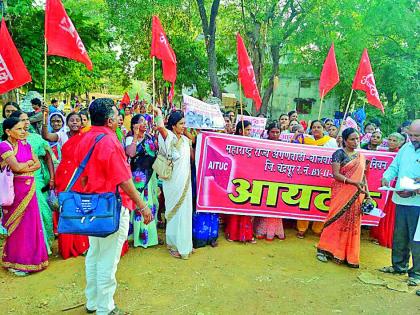 Holi of Aanganwadi Sevviks GR | अंगणवाडी सेविकांनी केली जीआरची होळी