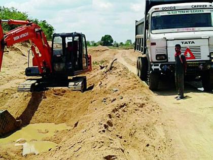 Smuggling of sand on the ghats in Talukas continues | तालुक्यातील घाटांवर रेती तस्करी सुरूच