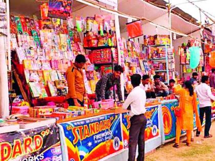 Jhumpi for the purchase of Diwali literature | दिवाळीच्या साहित्य खरेदीसाठी झुंबळ