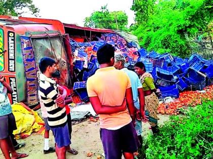 Tomato filled truck overturned | टमाटरने भरलेला ट्रक उलटला