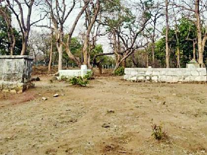 The funeral was on the road leading to the graveyard | स्मशानभूमीअभावी रस्त्याच्या कडेला होते अंत्यसंस्कार