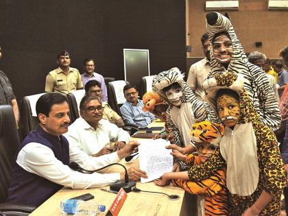 The students in wild animals' costumes give memoarandum to guardin minister | विद्यार्थ्यांनी वन्य प्राण्यांच्या वेशभूषेत दिले जनता दरबारात पालकमंत्र्यांना निवेदन