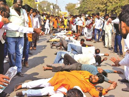 Lahuji Shakti Sena committed the Lotangan movement! | लहुजी शक्ती सेनेने केले लोटांगन आंदोलन!