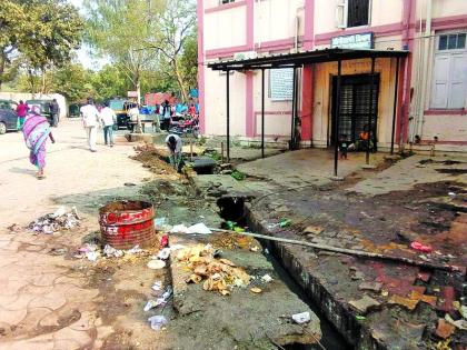 Akola gmc, sarvopchar hospital Unclean | अस्वच्छता अन् दुर्गंधीत ‘सर्वोपचार’मध्ये उपचार!