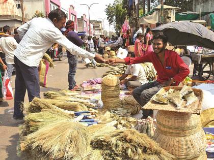  After all, Diwali market is on the streets | अखेर दिवाळीचा बाजार रस्त्यावरच