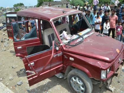 mob attack on car | जमावाकडून वाहनाची तोडफोड!