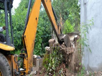 'JCB' on two houses in irrigation building area! | सिंचन भवन परिसरात दोन घरांवर ‘जेसीबी’!