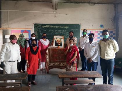 Glorious Teacher's Day in the city. | शहरात गुरुजनांच्या कार्याचा गौरवशिक्षक दिन ।