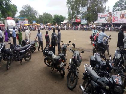 Drive the vehicles to Devla bus station! | देवळा बसस्थानकाला वाहनांचा विळखा!