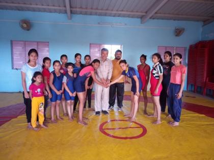 Taluka-level physical fitness training camp for girls to become fearless | मुलींना निर्भय बनविण्यासाठी तालुकास्तरीय शारीरीक तंदुरूस्ती सराव शिबिर सुरू