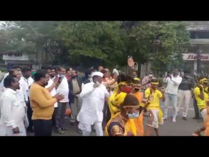 The Deputy Speaker of the Assembly held a rhythm on Gondi dance | विधानसभा उपाध्यक्षांनी धरला गोंडी नृत्यावर ताल