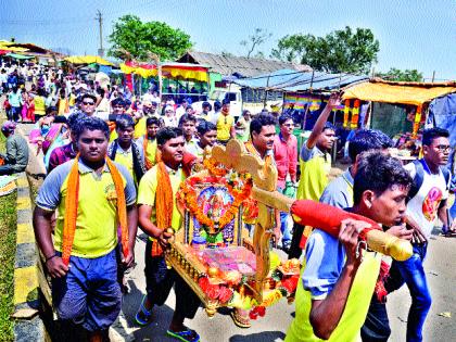 Saptashrangad: Kojagri celebrated procession of Kinnar; Lots of devotees throng the crowd of parents | सप्तशृंगगड : किन्नरांची कोजागरीनिमित्त मिरवणूक; कावडधारकांची गर्दी लाखो भाविक नतमस्तक