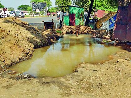 Pipeline on the original route | मूल मार्गावरील पाईपलाईन फुटली