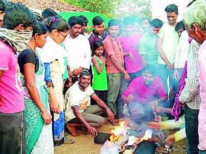 Holi of tobacco products made by villagers | ग्रामस्थांनी केली तंबाखूजन्य पदार्थांची होळी