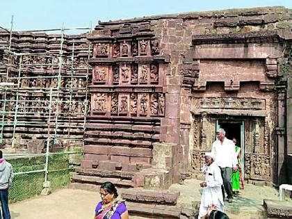 Restoration of the temple temporarily | मंदिराचा जीर्णाेद्धार संथगतीने