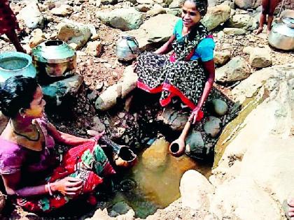 Threshing on the water of the quarry in the quarry | कोरपर्सीवासीय भागवितात खड्ड्यातील पाण्यावर तहान