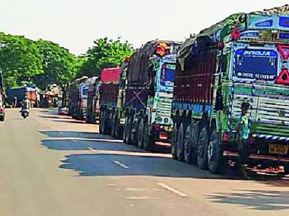 The possibility of an accident due to a truck on the roads | रस्त्यांवरील ट्रकमुळे अपघाताची शक्यता The possibility of an accident due to a truck on the roads | रस्त्यांवरील ट्रकमुळे अपघाताची शक्यता