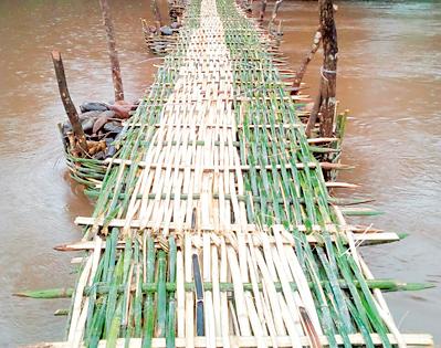 Bamboo bridge became their base | बांबूचा पूल बनला त्यांचा आधार