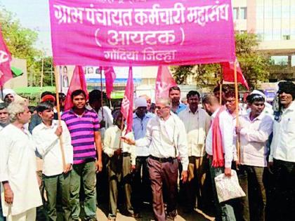 Gram Panchayat employees' front of Panchayat Samiti | पंचायत समितीवर ग्रामपंचायत कर्मचाऱ्यांचा मोर्चा