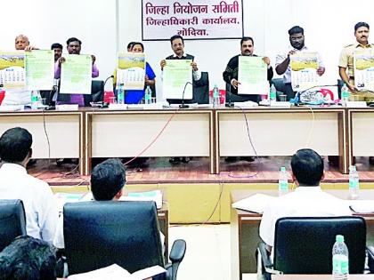 Publication of new year calendar at the hands of Guardian Minister | पालकमंत्र्यांच्या हस्ते नववर्ष कॅलेंडरचे प्रकाशन