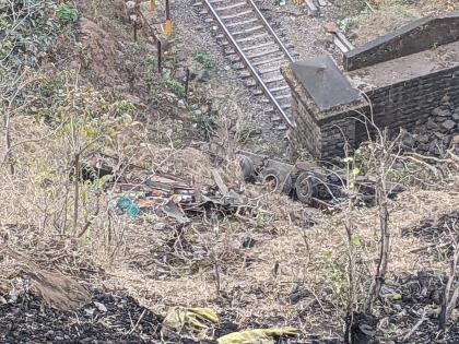 Accident collapses in Kasara ghat valley | कसारा घाटातील दरीत कंटेनर कोसळून अपघात