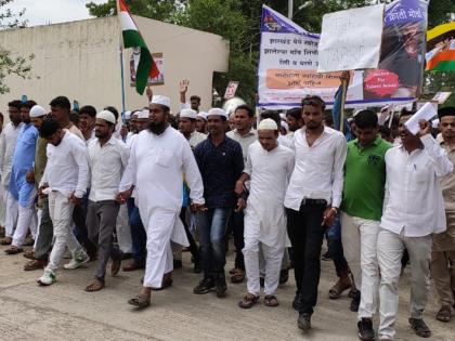 Protest rally in Partur | परतूर शहरात मोर्चा काढून कडकडीत बंद