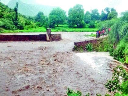 The road to Sakore passes down | साकोरेजवळील रस्ता गेला वाहून