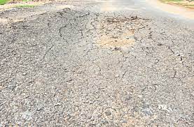 Bad condition of Dhamangaon-Taked road | धामणगाव-टाकेद रस्त्याची दुरावस्था