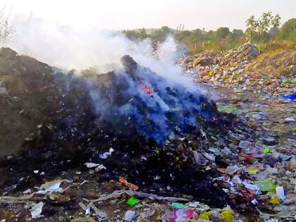 Waste continues to burn at the dumping ground in Khamgaon | खामगावात डम्पिंग ग्राउंडवर कचरा जाळणे सुरूच