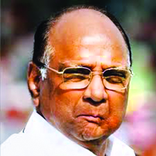 Both the candidates are Pawar's headache | दोन्हीकडे उमेदवार हीच पवार यांची डोकेदुखी