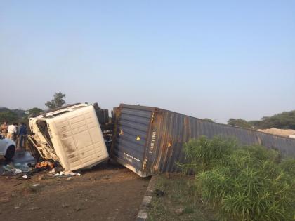 The loaded container collided with the car; Put time on three teachers | भरधाव कंटेनर कारवर आदळला; तीन शिक्षकांवर काळाचा घाला