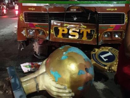 The truck blew up the earth column | ट्रकने उडविला पृथ्वी स्तंभ The truck blew up the earth column | ट्रकने उडविला पृथ्वी स्तंभ