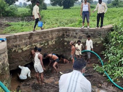 The mud in Patchari was removed by labor | श्रमदानाद्वारे पाटचारीतील गाळ काढला The mud in Patchari was removed by labor | श्रमदानाद्वारे पाटचारीतील गाळ काढला