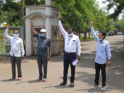 Possession of junior college teachers | कनिष्ठ महाविद्यालयीन शिक्षकांचे धरणे