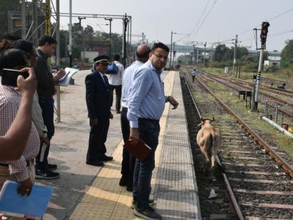 Mokat cattle drove on track during DRM surveillance | डीआरएम पहाणीवेळीच ट्रॅकवर फिरले मोकाट गुरे