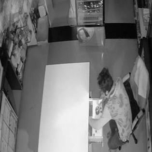Medical CCTV imprisoned in a burglary | मेडीकलमधील चोरीत चोरटा सीसीटीव्हीत कैद Medical CCTV imprisoned in a burglary | मेडीकलमधील चोरीत चोरटा सीसीटीव्हीत कैद