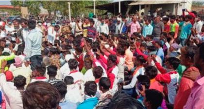 Queues of vehicles in Sarangkheda due to the Rasta Rocco agitation for an hour and a half | सारंगखेड्यात दीड तास रास्ता रोको आंदोलनामुळे वाहनांच्या रांगा