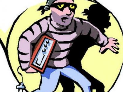 Thieves extended submersibles out of the store | दुकानातून चोरटय़ांनी सबमर्सिबल लांबविले Thieves extended submersibles out of the store | दुकानातून चोरटय़ांनी सबमर्सिबल लांबविले
