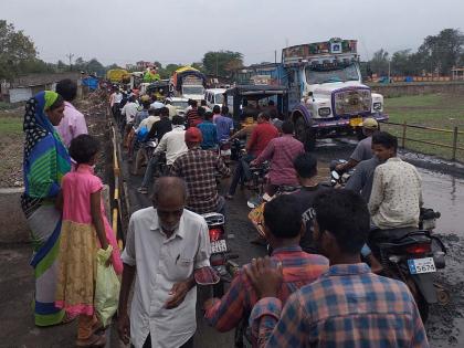 Traffic on the bridge due to potholes | पुलावर खड्डय़ांमुळे वाहतुकीला खोळंबा