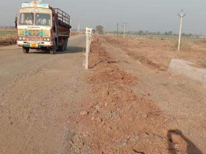 Compound on the road to work | काम सुरु असलेल्या रस्त्यावर कंपाऊंड Compound on the road to work | काम सुरु असलेल्या रस्त्यावर कंपाऊंड