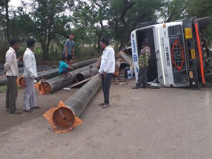 Traffic jam due to reversing the iron pipe container | लोखंडी पाईपांचा कंटेनर उलटल्याने वाहतूक ठप्प