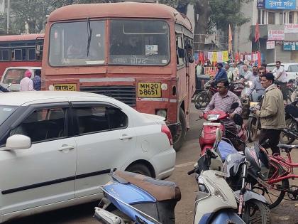 Driver's workout to get off the bus at the station | स्थानकातून बस काढण्यासाठी चालकांची कसरत