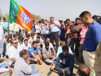 Rastaroco for highway repairs | महामार्गाच्या दुरूस्तीसाठी रस्तारोको Rastaroco for highway repairs | महामार्गाच्या दुरूस्तीसाठी रस्तारोको