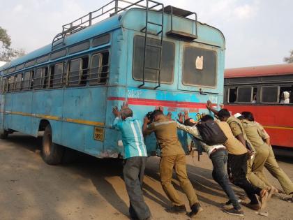 Student suffering from bad bus | नादुरूस्त बसमुळे विद्यार्थी त्रस्त Student suffering from bad bus | नादुरूस्त बसमुळे विद्यार्थी त्रस्त