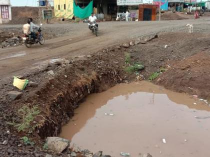 Excavation on the highway is fatal for motorists | महामार्गावरील खोदकाम वाहनधारकांसाठी जीवघेणे Excavation on the highway is fatal for motorists | महामार्गावरील खोदकाम वाहनधारकांसाठी जीवघेणे