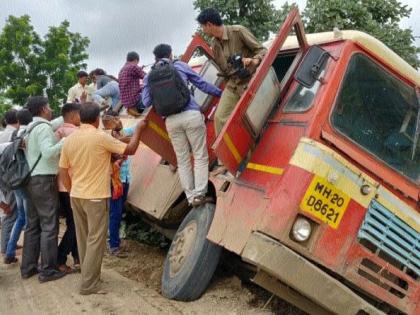 Bus accident near Belfast | बेलफाट्याजवळ बसचा अपघात